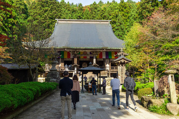 秋の山寺立石寺を参拝する人々