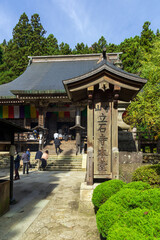 Naklejka premium 秋の山寺立石寺を参拝する人々