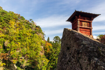 Fototapeta premium 秋空の山寺立石寺納経堂と紅葉