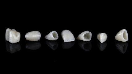 composition of ceramic crowns for the upper jaw, on black glass with excellent reflection © Dental Pro Content