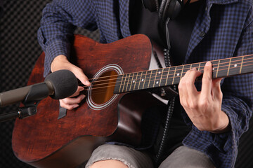 close up of man hand playing acustic guitar