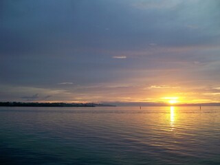 Obraz premium Beautiful sunrise at the high sea with a different colour in the sky