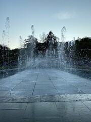 fontanna w złotej godzinie  zachwyca pięknem  kształtów form wodnych