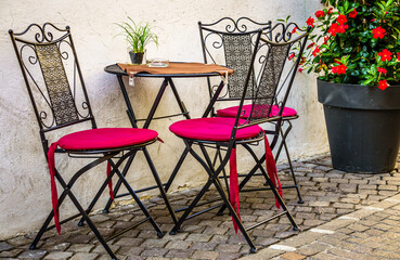 Fototapeta na wymiar table and chairs at a sidewalk restaurant