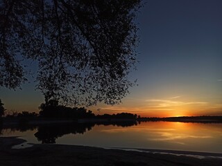 Fototapeta na wymiar Оранжевый закат на озере