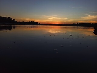 Оранжевый закат на озере