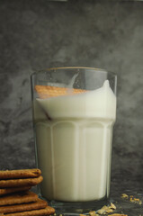 vaso de leche con galletas y fondo con textura 