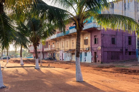 Fototapeta Edificio antiguo y decadente de estilo colonial, en el casco antiguio de la ciudad de Bissau, capital de Guinea Bissau