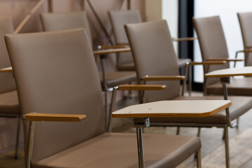 chaise de conférence avec plateau pour une réunion 
