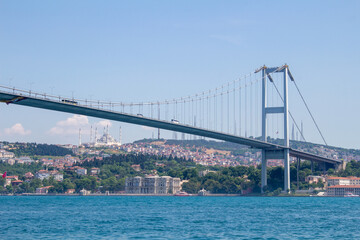 Istanbul Stadtblick vom Bosporus mit Fähre Turm und Brücke