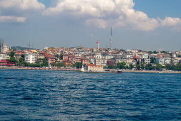 Fototapeta na wymiar Istanbul Stadtblick vom Bosporus mit Fähre Turm und Brücke