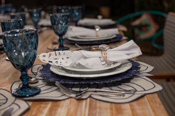 Foto feita em um evento social. Detalhe de mesa de convidados decorada para evento.
