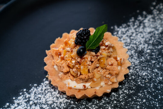 Pay de chongos Zamoranos. Tarta de pasta sable rellena de tradicionales chongos Zamoranos y cacahuate garapi&ntilde;ado.