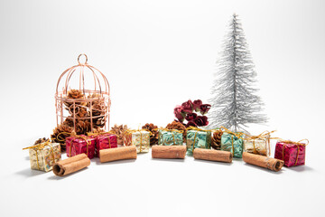 クリスマスオーナメント　ツリー　プレゼント　シナモン　松ぼっくり　バラ