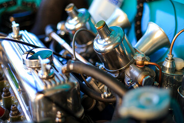 Fototapeta na wymiar Travail de restauration de Haut moteur Austin Mini de collection 