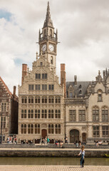 Fototapeta na wymiar ville de gand ou gent en Belgique: une ville avec de magnifiques demeures flamandes anciennes