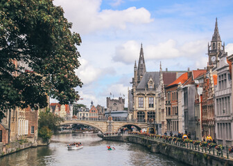 Naklejka premium Vue de la ville de Gand en Belgique et de ses canaux