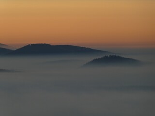 Fototapeta premium sunrise above the clouds of inversion i the valley
