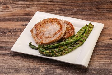 Grilled tuna steak with asparagus