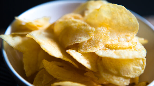 Żółte chipsy