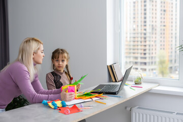 Naklejka premium Mother with child girl drawing and cutting together