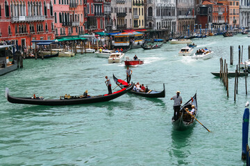 Fototapeta na wymiar heavy traffic of gondolas, motor boats and vaporettos on the Grand Canal in Venice