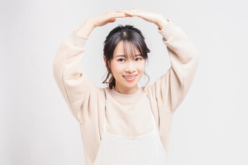 OKのジェスチャーをする若い女性