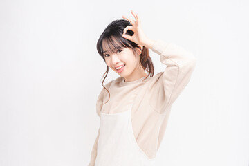 Naklejka premium OKのジェスチャーをする若い女性