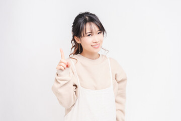 人差し指でポイントを示す若い女性