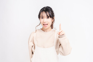 人差し指でポイントを示す若い女性
