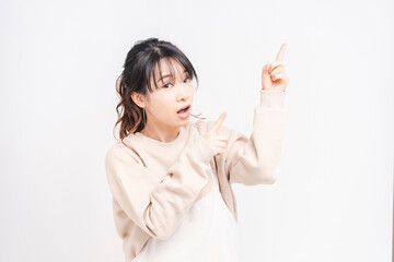 人差し指でポイントを示す若い女性