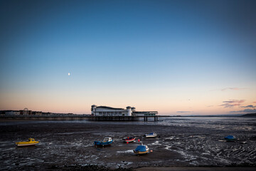 Obraz premium Weston-Super-Mare pier and seafront at dusk