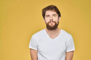 Obraz premium Bearded man on emotions white t-shirt fun lifestyle yellow background