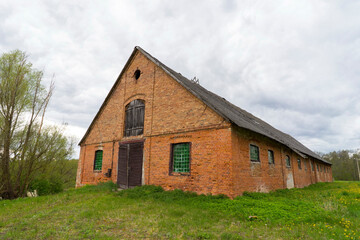 Fototapeta na wymiar Vintage red brick farm barn