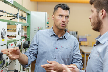 Obraz premium manager showing the machine to be maintained