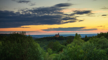 Romantische fränkische Sommerlandschaft im Abendrot in Bayern in Oberfranken bei Sonnenuntergang in den Hügeln