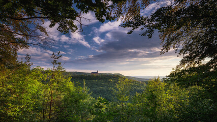 Obraz premium Romantische fränkische Sommerlandschaft im Abendrot in Bayern in Oberfranken bei Sonnenuntergang in den Hügeln