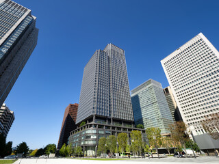 東京都　丸の内駅前広場とオフィスビル街