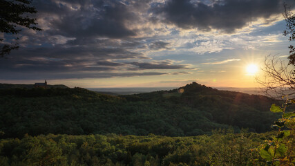 Fototapeta premium Romantische fränkische Sommerlandschaft im Abendrot in Bayern in Oberfranken bei Sonnenuntergang in den Hügeln