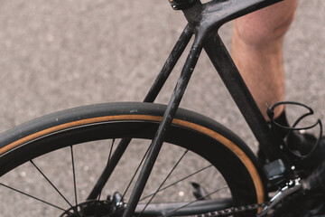 Obraz premium Carbon fibre bicycle seat stays, tan wall tyres