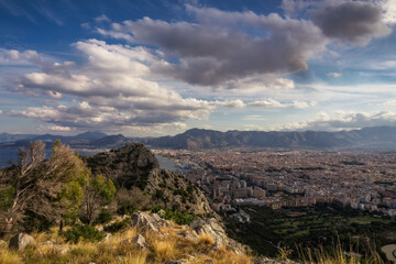 Fototapeta premium Landschaft in den Hügeln von Palermo im Herbst 2020