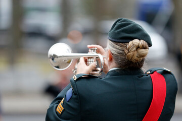 Une militaire jouant de la trompette