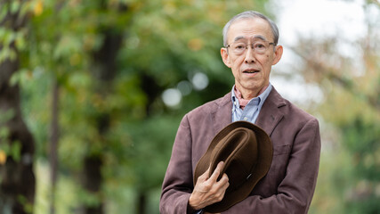 公園を散歩するシニア男性