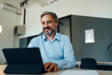 Obraz premium Should have a video call with colleagues.