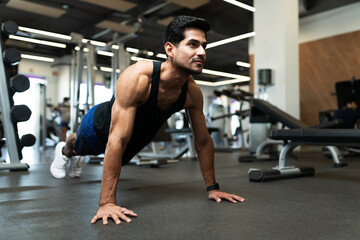 Fototapeta na wymiar Man in his 20s doing push up exercises