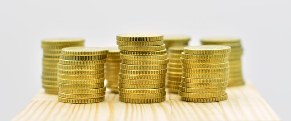 montones de monedas apiladas sobre fondo blanco