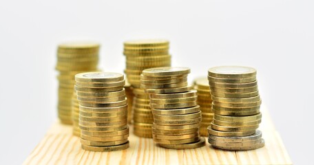 montones de monedas apiladas sobre fondo blanco