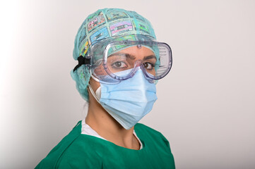 Enfermera equipada con gafas y traje EPI, mirando hacia el frente