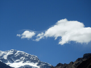 montaña de picos nevados