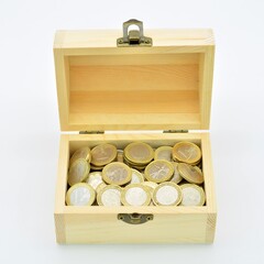 Cofre abierto, lleno de monedas de euro